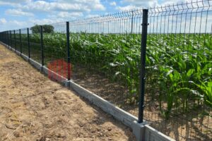 Panele ogrodzeniowe 3D z&nbsp;drutu fi 4 z&nbsp;podmurówką, łącznikami, kompletem obejm oraz&nbsp;słupem zakończonym nasadką.