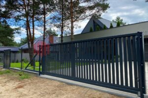 Brama przesuwna z pionowymi lamelami wzór opal kolor antracyt