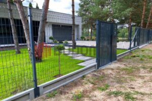 Panelowe ogrodzenie frontowe z&nbsp;furtką wejściową w&nbsp;kolorze grafitowym