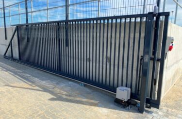 Brama wjazdowa na pilota - przesuwna, samonośna